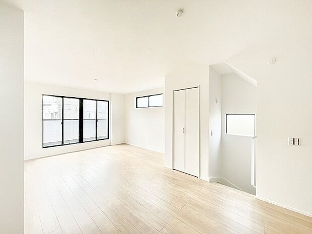 明るい陽光が注ぎ、寛ぎの雰囲気に満たされるダイニング。