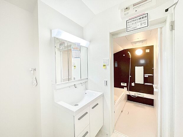 身支度もスムーズにおこなえる脱衣場。  