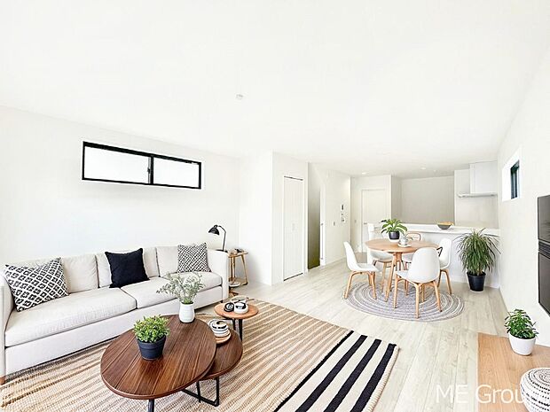 家族の和やかな会話が聞こえてきそう。開放感のあるリビングです。※家具はCGです  