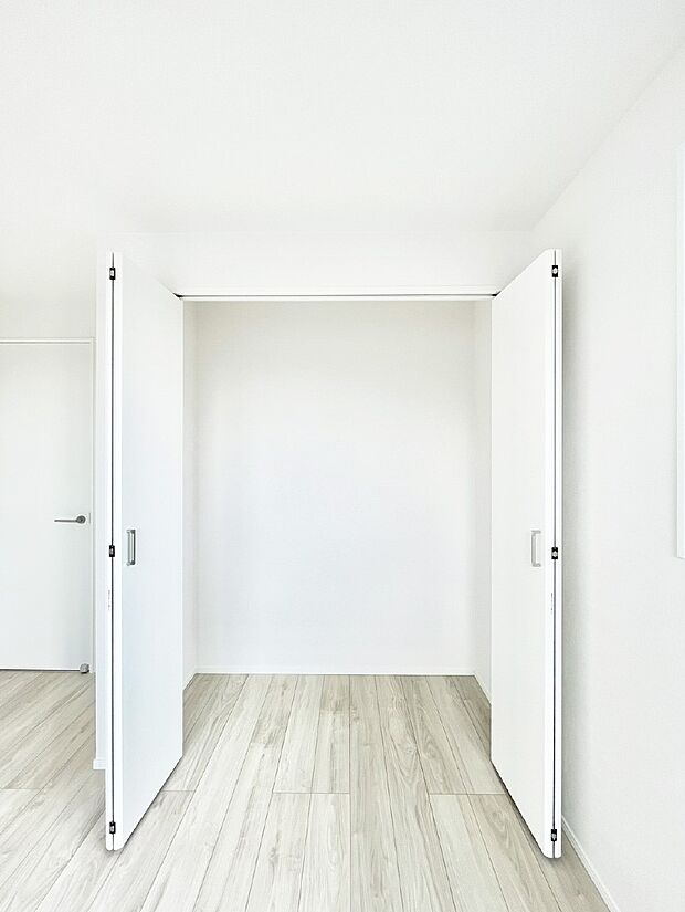 洋室のクローゼット。奥行きがあるので厚手の衣類もすっきり収まります。