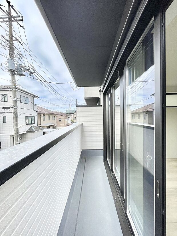 ゆったりバルコニーだから沢山お洗濯ものを干せます。