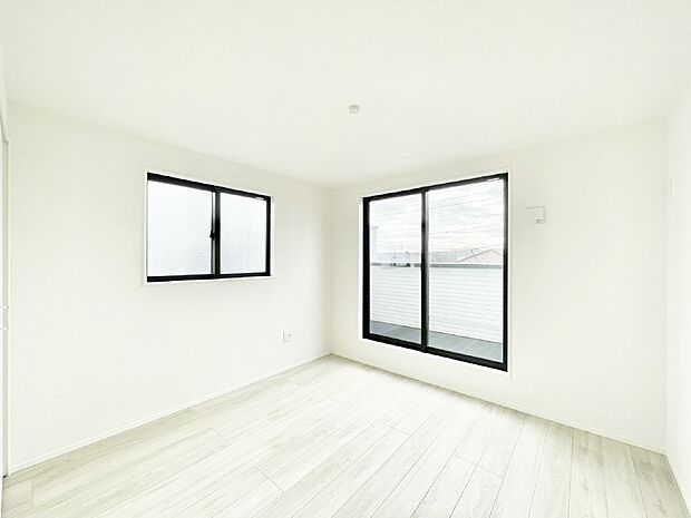 バルコニーが開放感をプラスしてくれる洋室