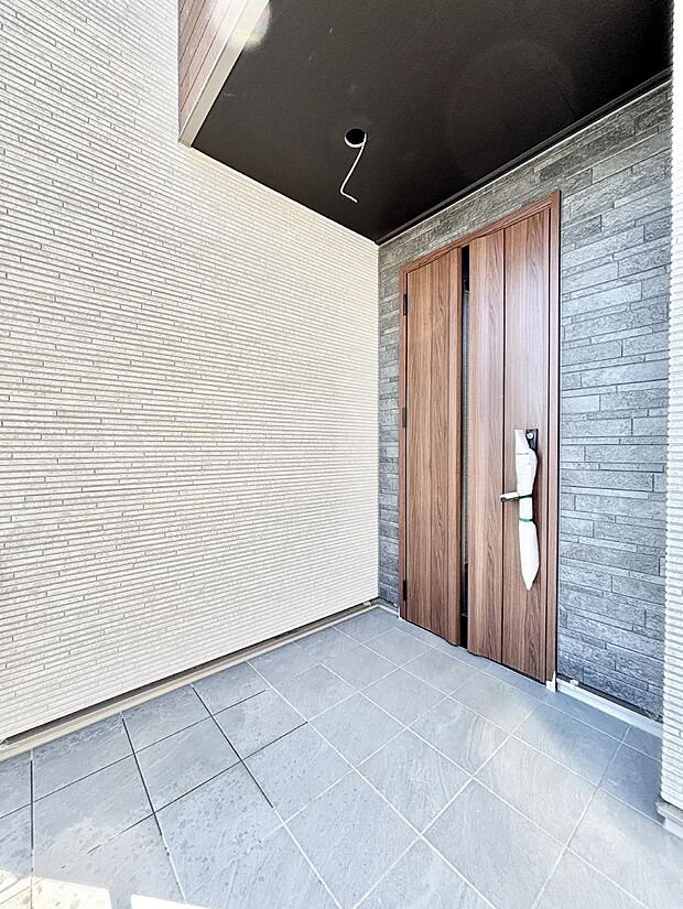 大切な家族、来客を出迎える玄関。