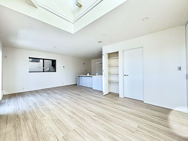 明るい陽光が注ぎ、寛ぎの雰囲気に満たされるリビング・ダイニング。