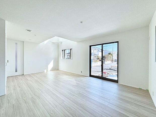 お洒落で開放感を演出する吹抜けのあるダイニング