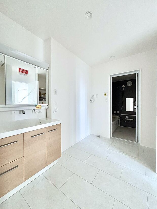 清潔感のある快適空間です。毎日の身支度も気持ち良くお使い頂けます。