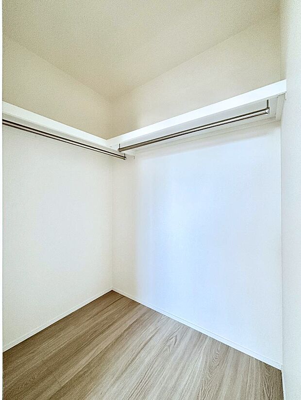 ウォークインクローゼット付きで生活空間を広く利用できます。