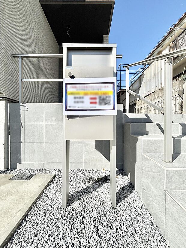 表札・インターホン・ポストをひとつに集約。エントランスになじむシンプルデザイン。