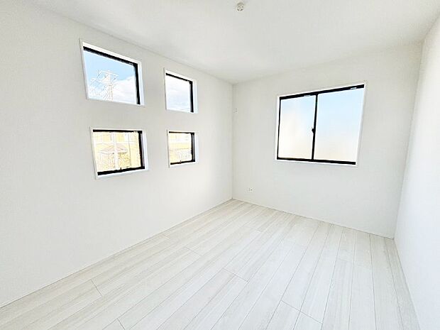 窓からのやさしい光が心地よいプライベートルーム