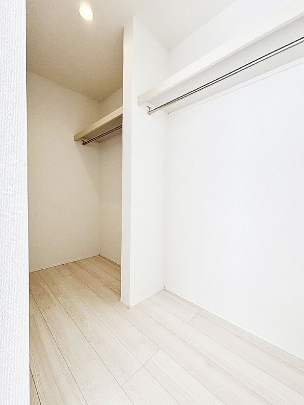 ウォークインクローゼットの活用で生活空間スッキリ