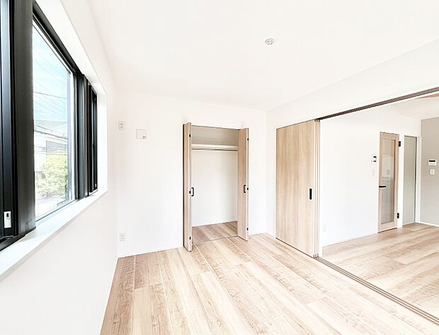 リビングの隣にある洋室。扉を開放して広く利用することも可能です。