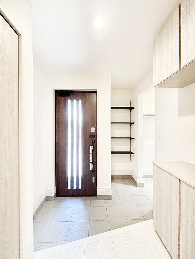 明るい玄関はお客様をお出迎えするのにぴったりです!