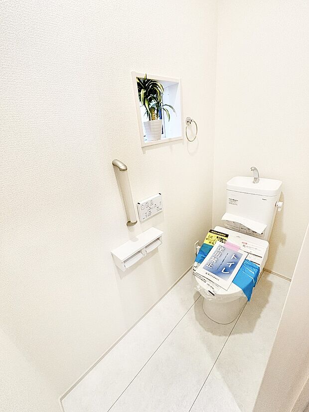 明るく清潔感のあるトイレです。