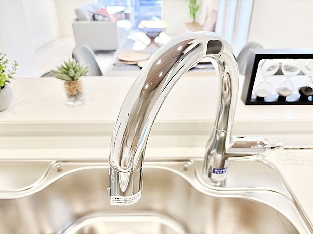 いつでも清潔なおいしいお水を。一つの水栓で水道水と浄水を使い分け。