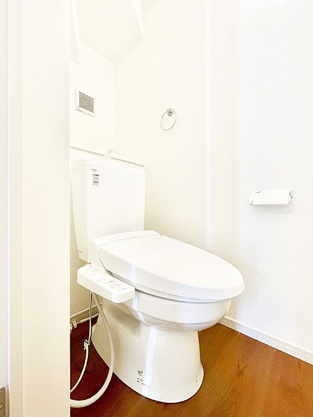 明るく清潔感のあるトイレです。