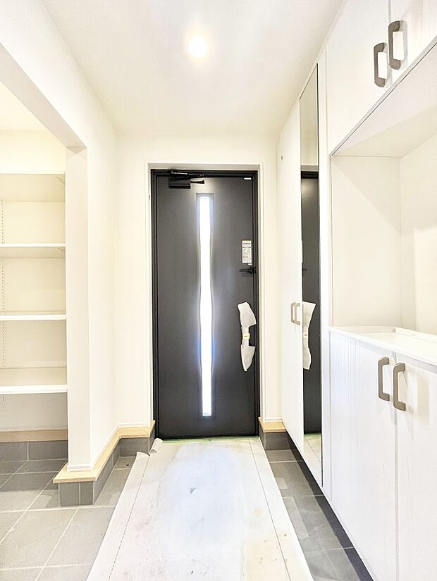 明るい玄関はお客様をお出迎えするのにぴったりです!