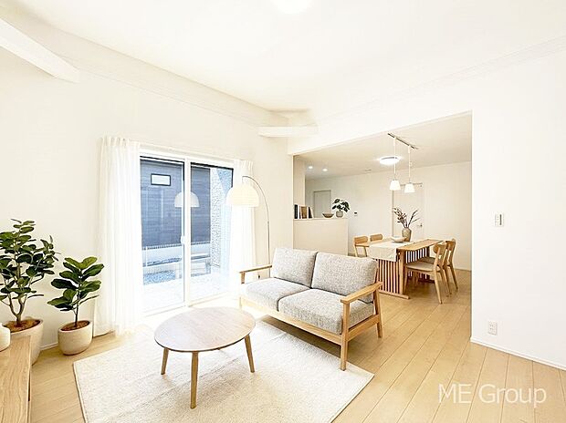 家族の和やかな会話が聞こえてきそう。開放感のあるリビングです。※家具はCGです