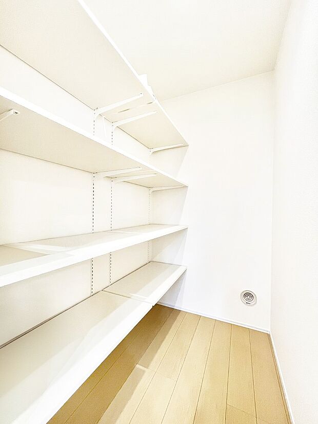 食材のストックはもちろん、日用品の収納など使い方はいろいろ!