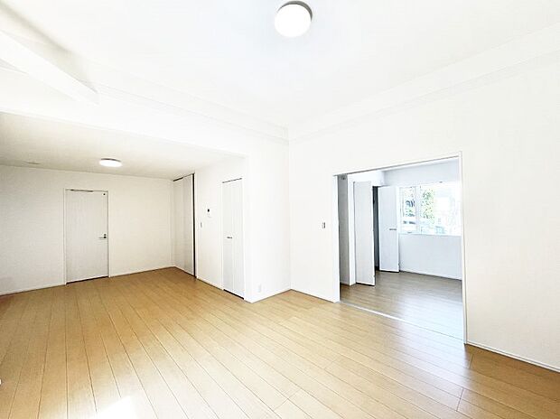 明るい陽光が注ぎ、寛ぎの雰囲気に満たされるダイニング。