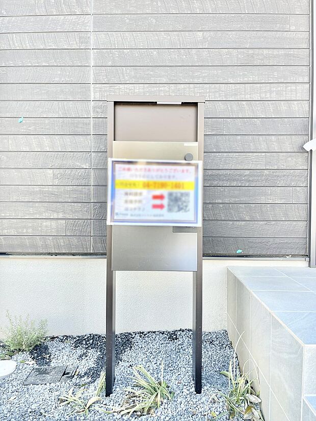 シンプルデザインのポスト。