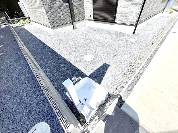 ガーデニングや家庭菜園も楽しめるお庭付き。