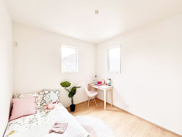 窓からのやさしい光が心地よいプライベートルーム