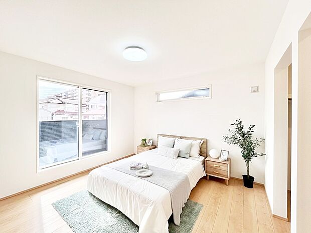 バルコニーが開放感をプラスしてくれる洋室