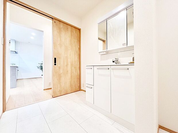 清潔感ある洗面化粧室で朝の身支度も快適