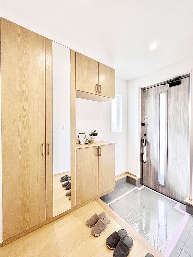 下駄箱はご家族の写真や季節のインテリアで飾り棚として演出できます