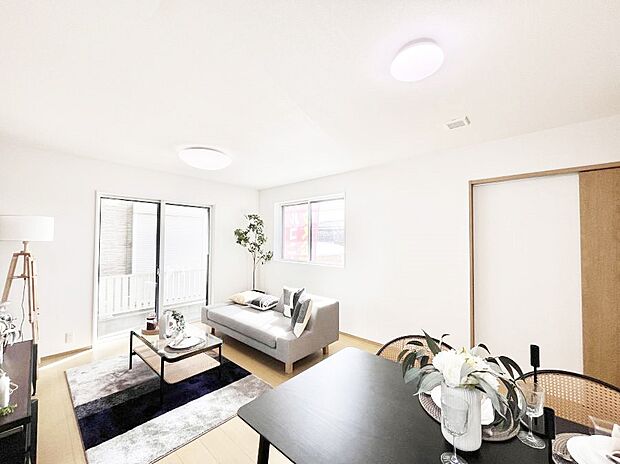 大きな窓からたっぷりの陽光と風を感じられるリビング