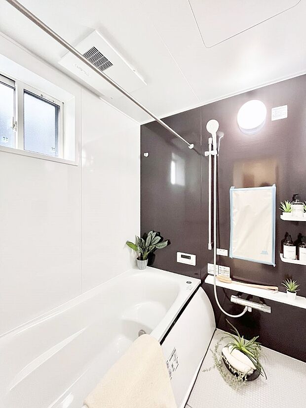 一日の疲れを癒してくれる明るい清潔感のあるバスルーム