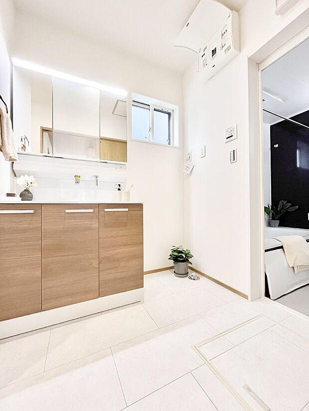 収納力と機能性に優れた洗面化粧台