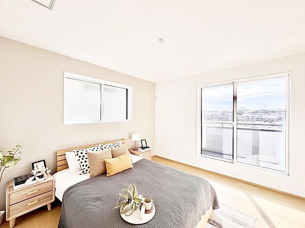 バルコニーが開放感をプラスしてくれる洋室