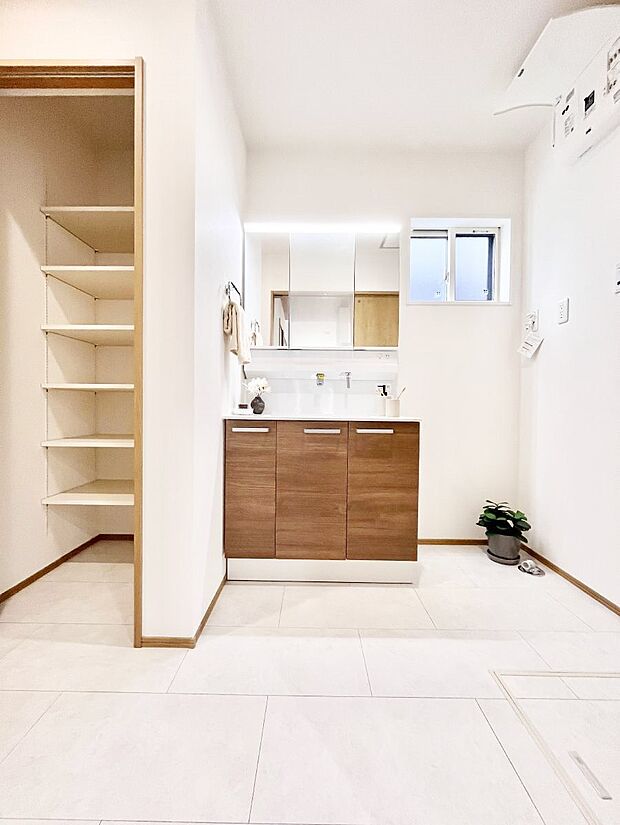 清潔感ある洗面化粧室で朝の身支度も快適