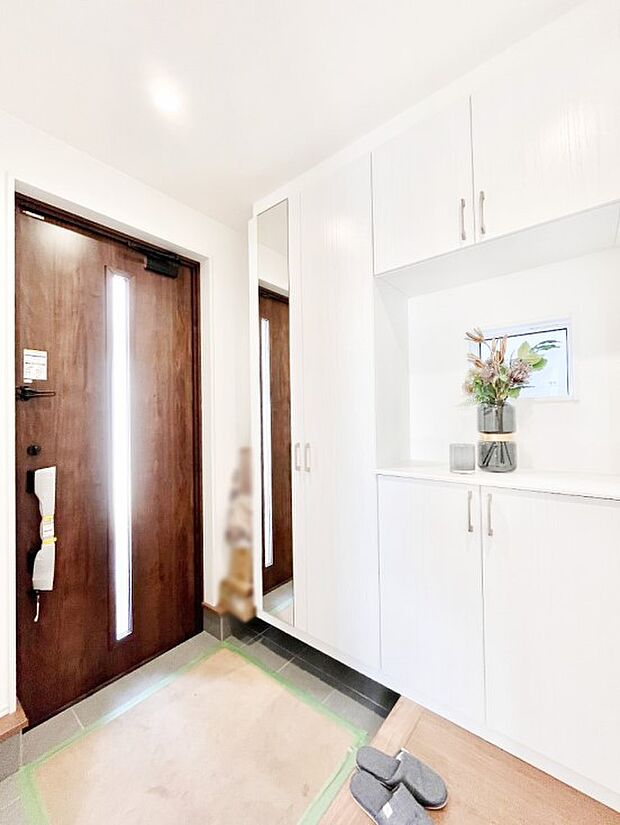 ご家族やお客様を気持ちよくお出迎え！明るい陽光が入り込む玄関。