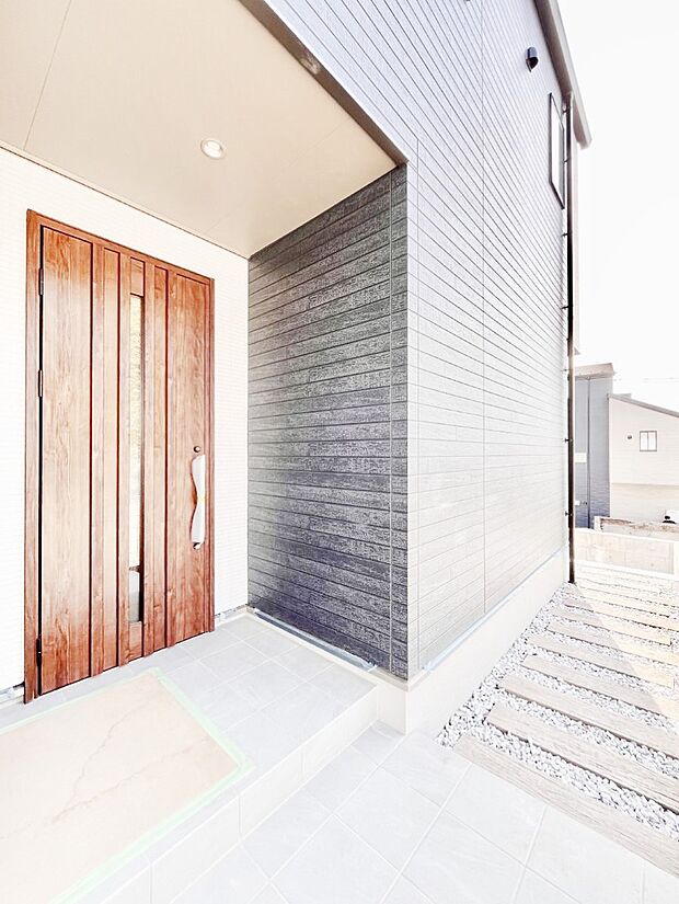 大切な家族、来客を出迎える玄関。