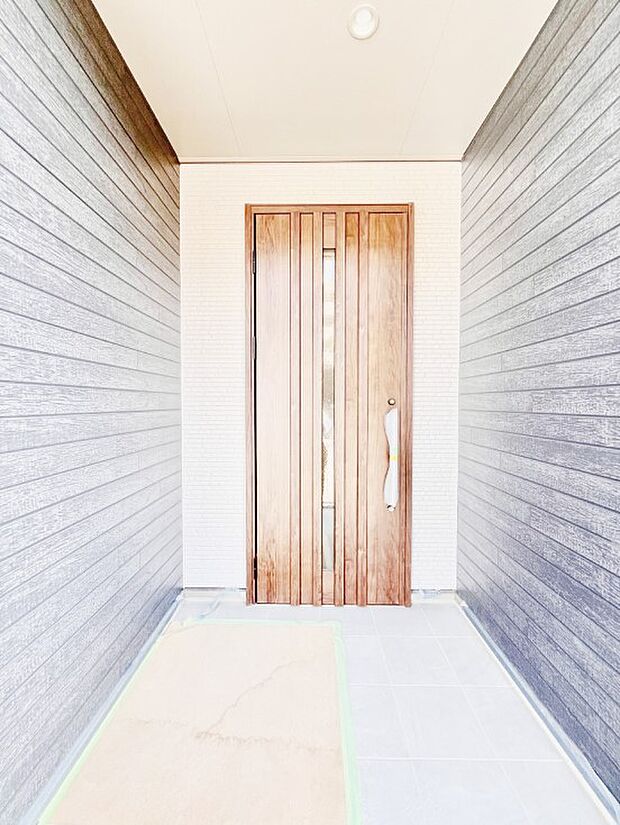 住まいの顔を演出する、玄関ドア。 