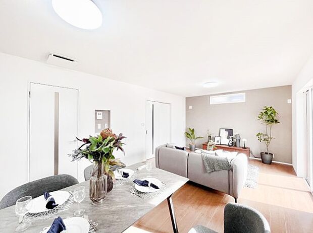 アクセントクロスがオシャレ！家族団らんの時間が充実しそうなリビングです。