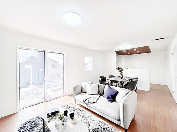 明るい陽光が注ぎ、寛ぎの雰囲気に満たされるリビングダイニング 