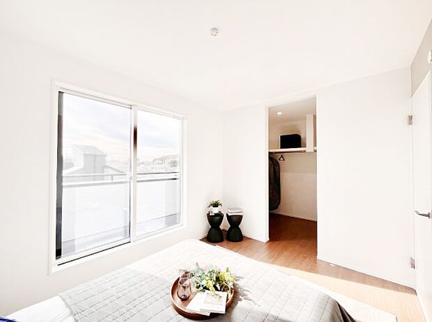 バルコニーが明るさと開放感を演出！朝スッキリと目覚められそうですね。