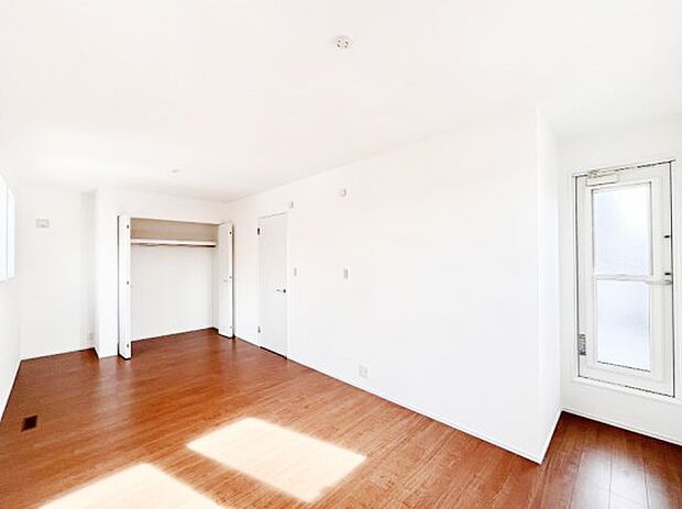 ライフスタイルに合わせて2部屋として活用できる広々とした洋室