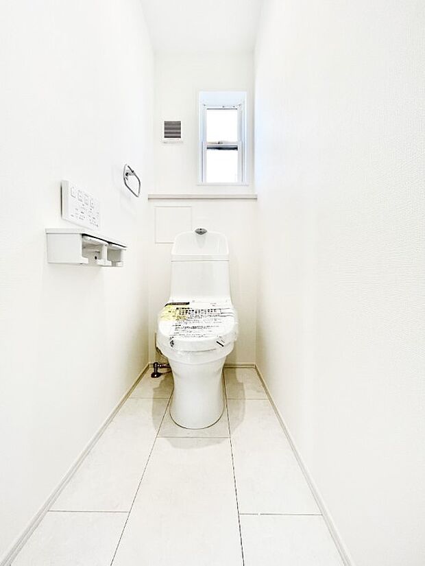 清潔感あるシャワートイレ。小窓から光が注ぎ込みます!