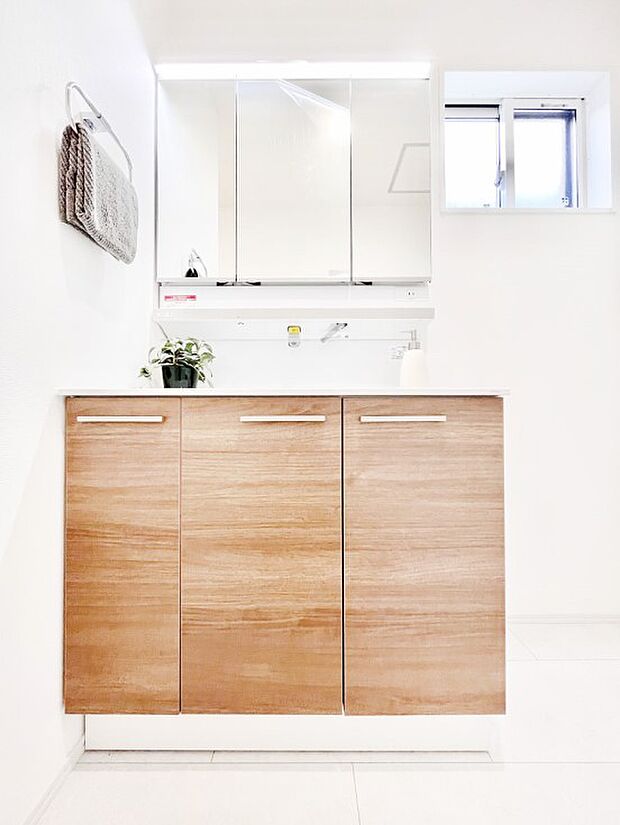 三面鏡キャビネット・シャワー付き洗面化粧台で忙しい朝の身支度もスムーズに！