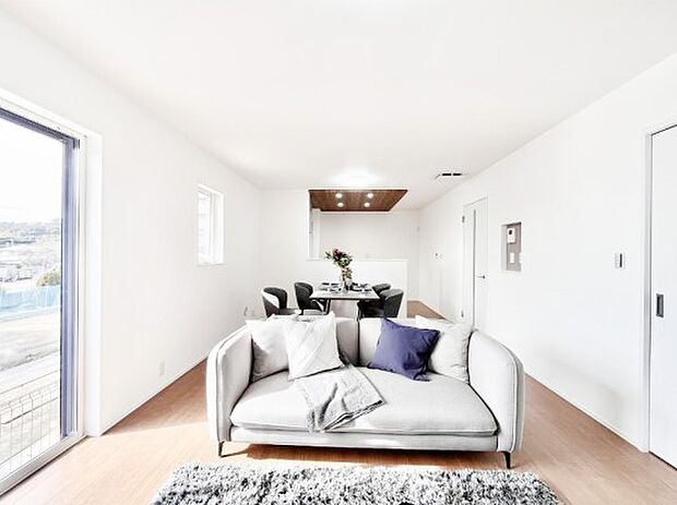 家族の笑顔が自然と生まれてくる、そんな雰囲気のダイニングに仕上がっています