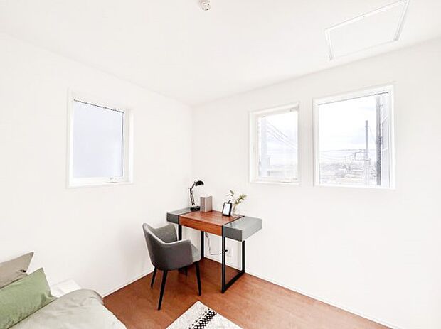 2面採光の洋室。窓から入り込む陽光がお部屋全体を優しく包み込みます！