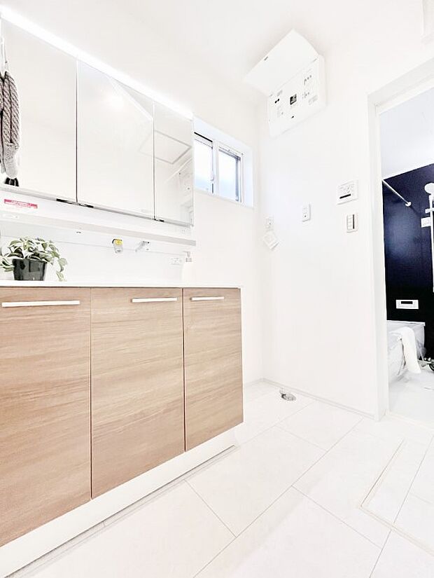 1日の始まりも心地よく!柔らかな朝の光を感じられる窓がついた洗面室