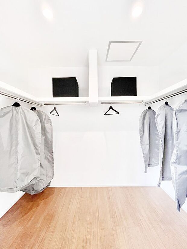 衣類をハンガーに掛けたまま収納できるWIC。衣類の整理整頓がしやすくて便利です！