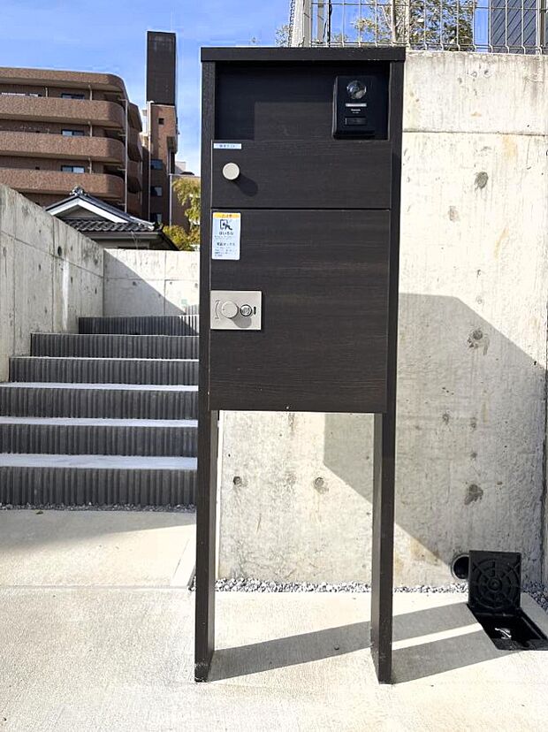 表札・インターホン・ポスト・宅配ＢＯＸが一体型となったシンプルデザインの門柱