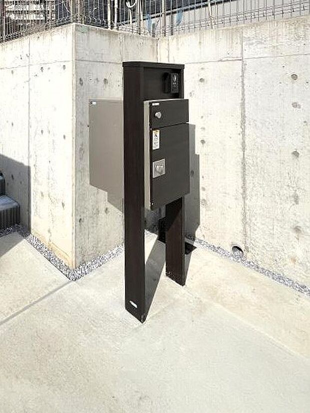 荷物の受け取りが多い方も安心！不在時にも荷物が受け取れる宅配BOX付きです。