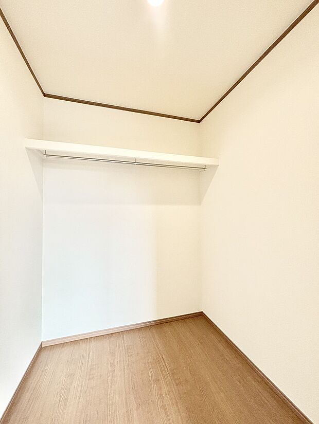 ウォークインクローゼット付きで生活空間を広く利用できます。